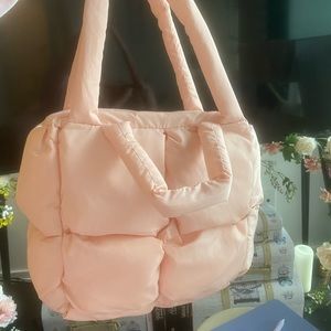 Baby pink tote bag with double handles and zipper opening